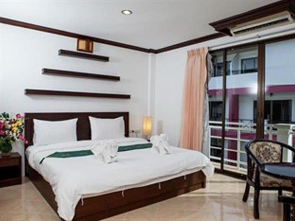 Triple Rund Place Hotel Patong Exteriör bild