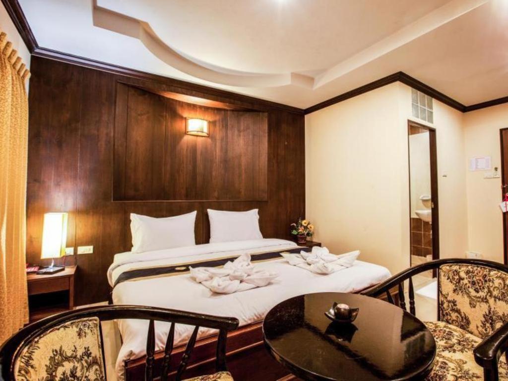 Triple Rund Place Hotel Patong Exteriör bild