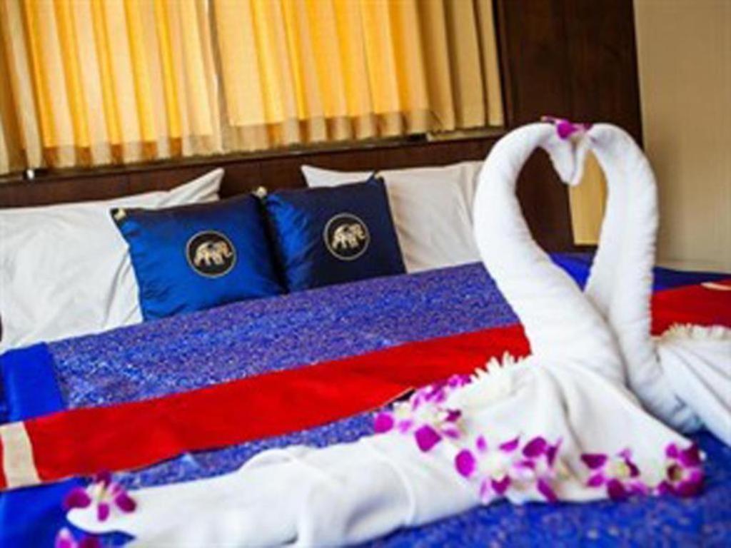 Triple Rund Place Hotel Patong Exteriör bild