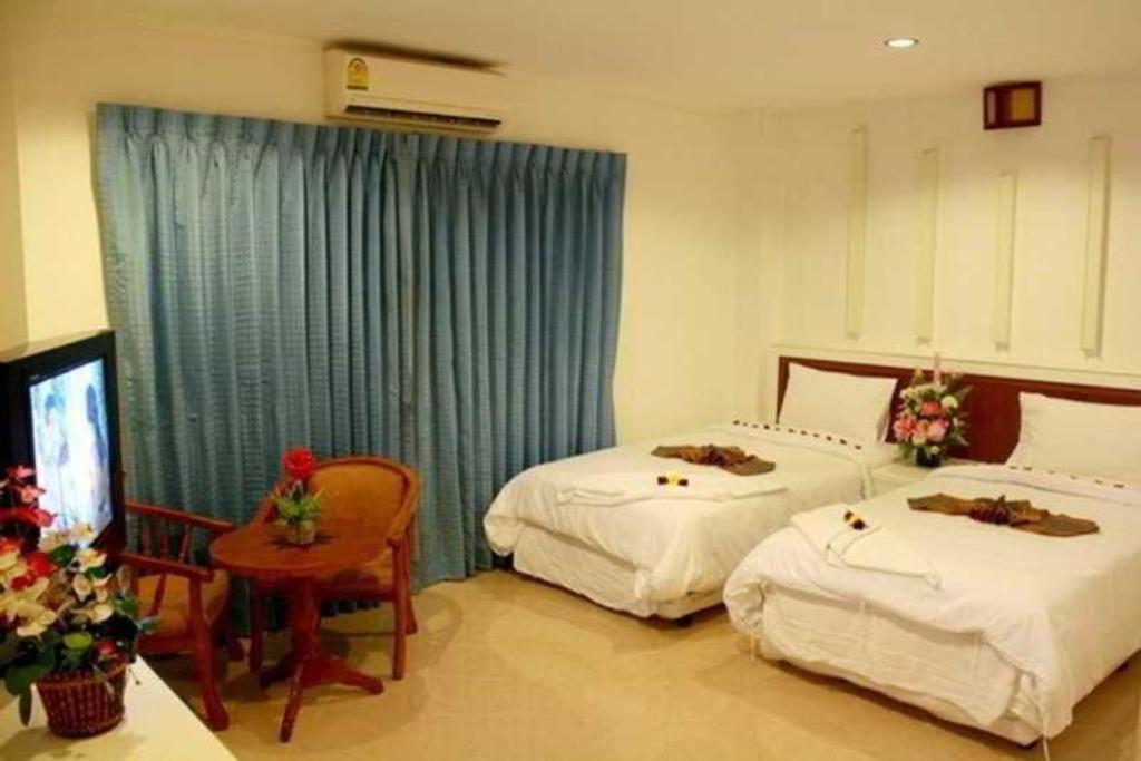 Triple Rund Place Hotel Patong Exteriör bild