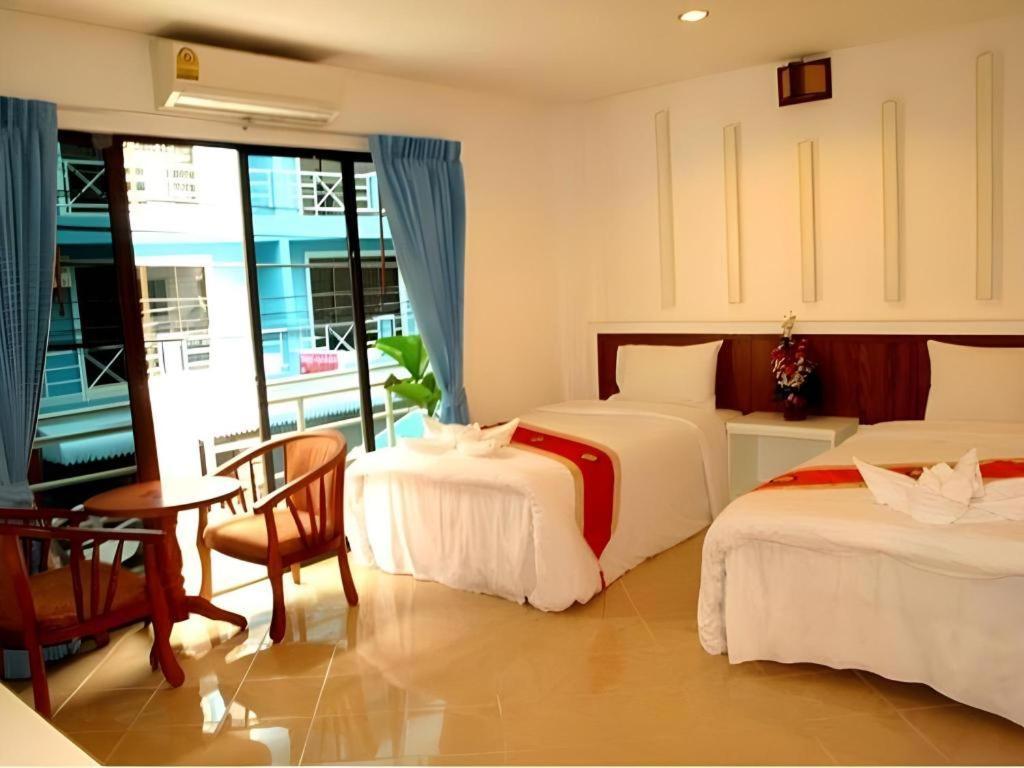 Triple Rund Place Hotel Patong Exteriör bild