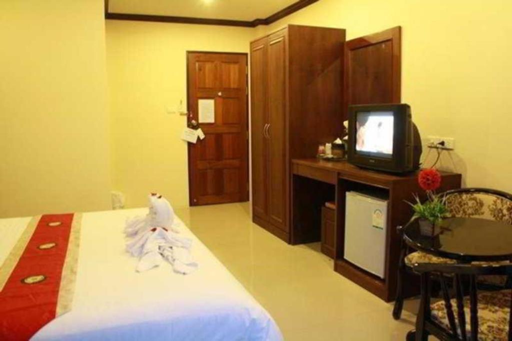 Triple Rund Place Hotel Patong Exteriör bild