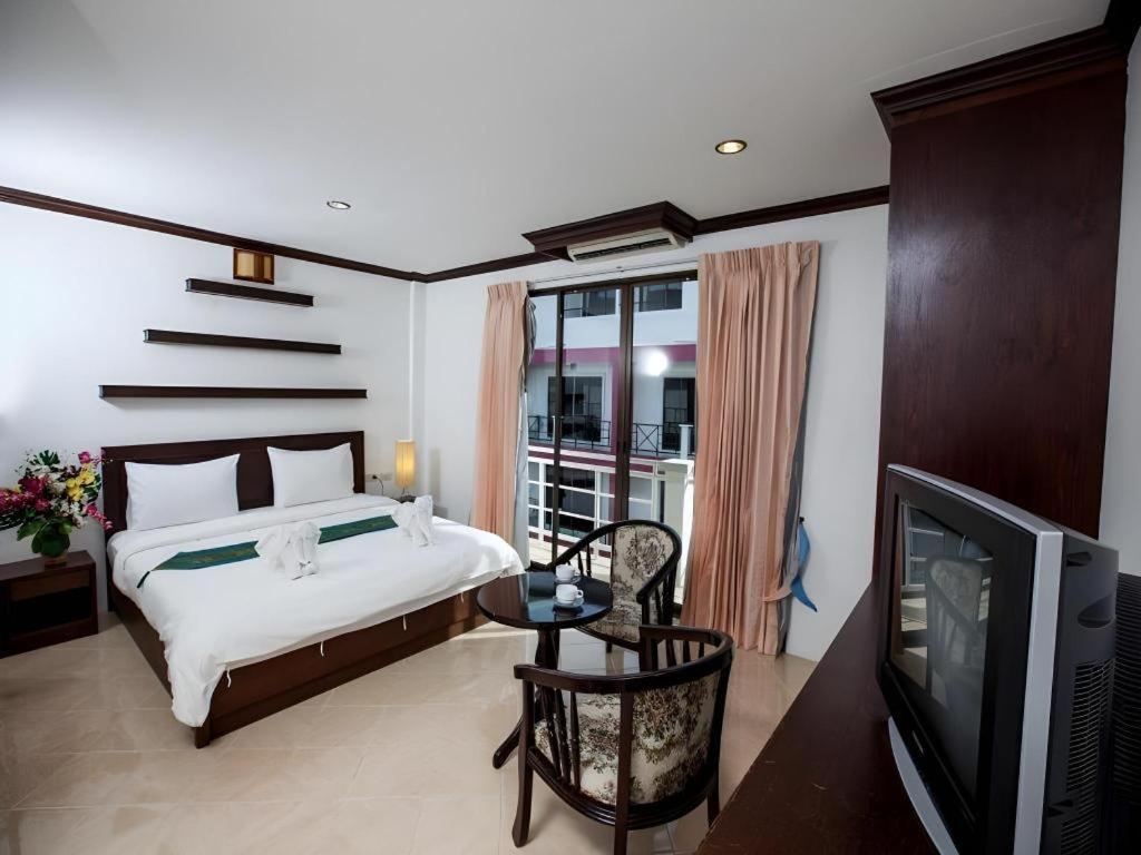 Triple Rund Place Hotel Patong Exteriör bild