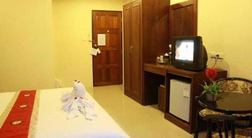 Triple Rund Place Hotel Patong Exteriör bild